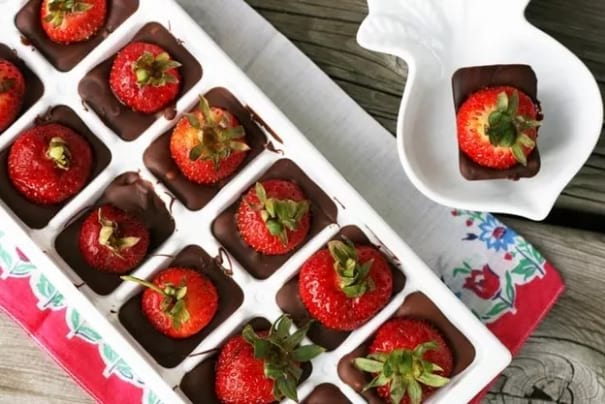Des fraises enrobées de chocolat dans un bac à glaçons.