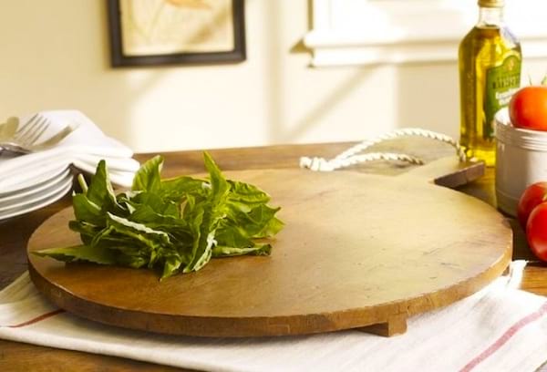 Pour nettoyer une planche à découper en bois, sortez le gros sel et le jus de citron ! 