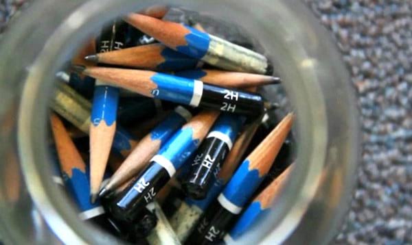 pot avec des bouts de crayon papier à recycler