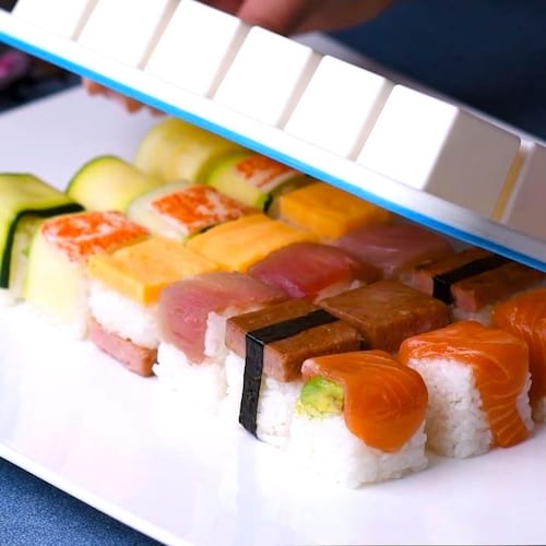 Des sushis faits-maison préparés avec un bac à glaçons.