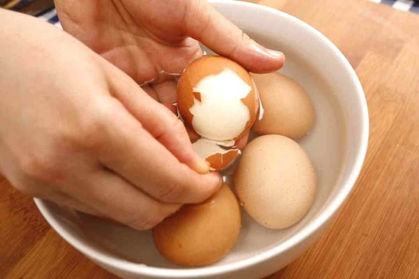 Un œuf dur qui s'épluche facilement grâce à cette astuce de grand-mère ! 