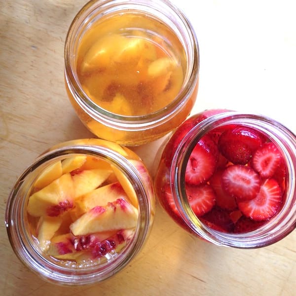 bocal de vinaigre de fruits peche et fraise