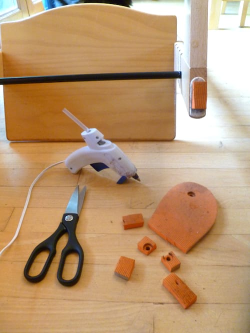 semelle de tong avec ciseaux et pistolet à colle