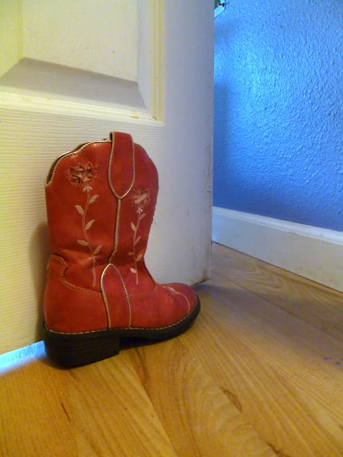 santiag rouge pour bloquer une porte