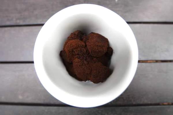 marc de café dans un pot pour désodoriser la maison