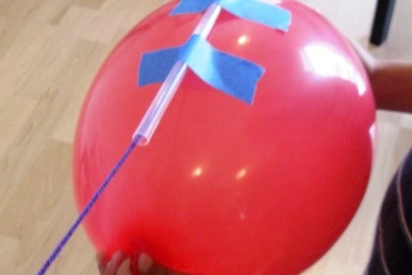 Une fusée faite avec un ballon baudruche
