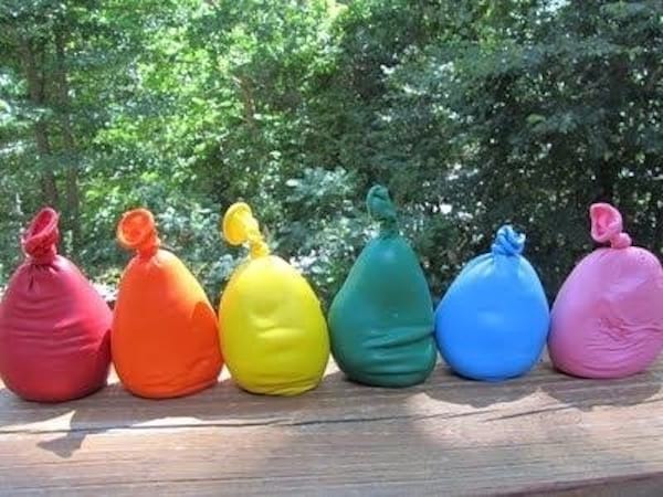 des ballons baudruches remplis de pâte à modeler