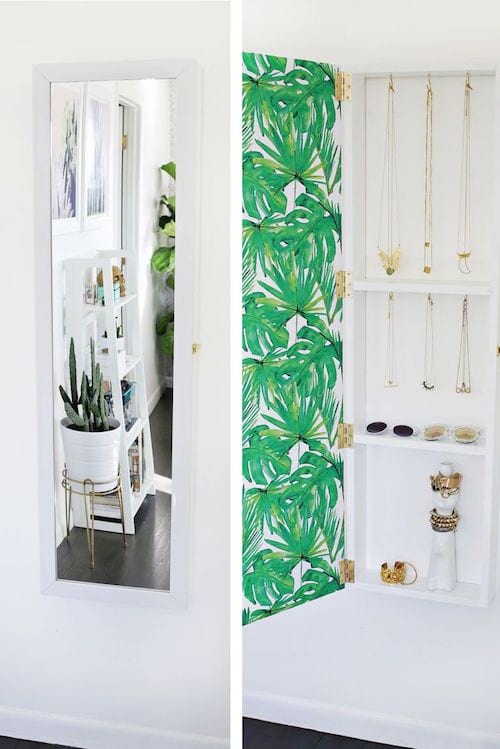 Plusieurs bijoux rangés derrière un grand miroir 