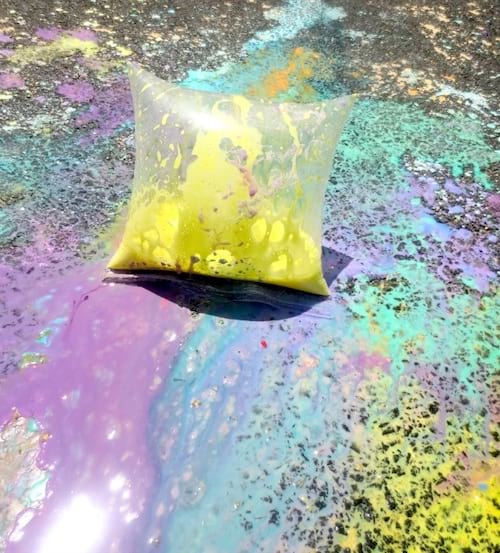 Un sac en plastique rempli de colorant, de bicarbonate, de fécule de maïs et de vinaigre prêt à exploser