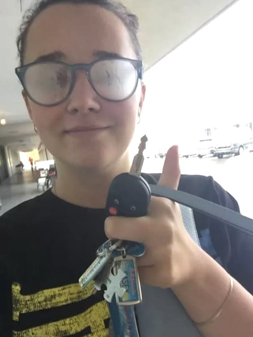 De la buée sur les lunettes de vue d'une jeune femme.