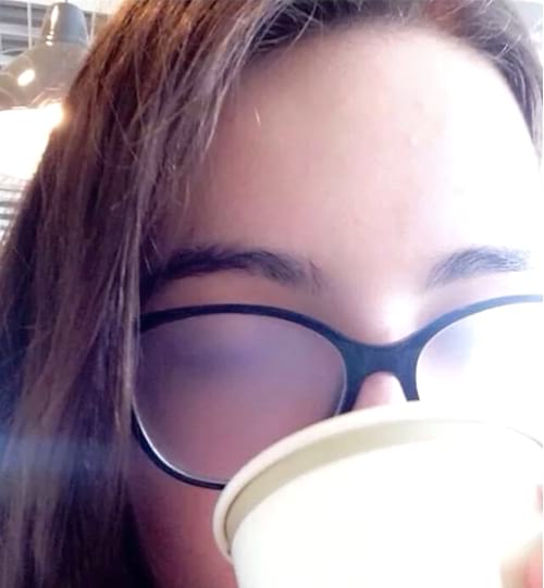 Des lunettes de vue avec de la buée qui se forme à cause d'une boisson chaude.