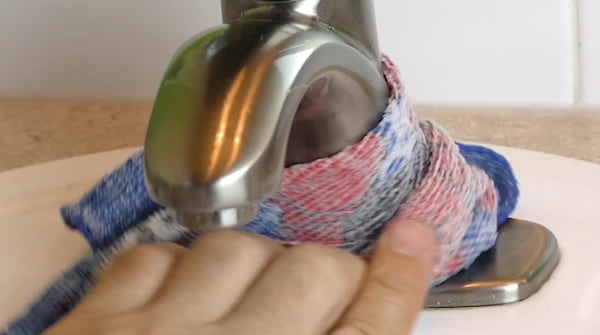 Avec un ou deux chiffons imbibés de vinaigre blanc, fini les taches de calcaire sur les robinets !