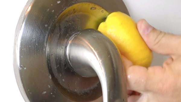 Un citron coupé en deux et de l'huile de coude : c'est l'astuce facile pour nettoyer et faire briller les robinets.