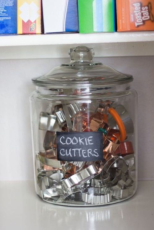 Coupe biscuits rangés dans un pot à biscuits 
