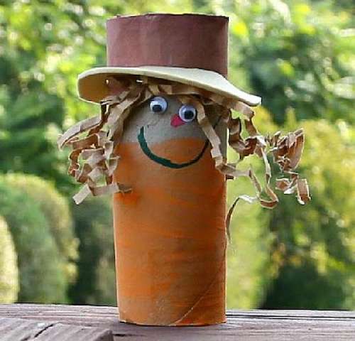 Un rouleau en carton transformé en épouvantail 