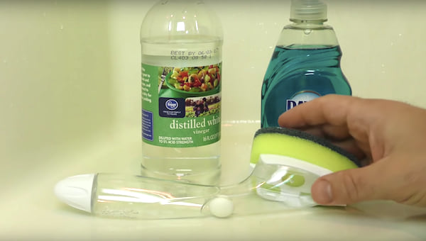 Avec une éponge à manche, du vinaigre blanc et du liquide vaisselle, vous pouvez facilement faire briller la baignoire !