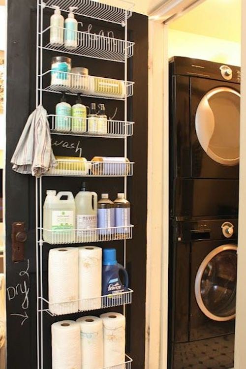 Plusieurs paniers métalliques blanc qui servent de rangement pour produits nettoyage 