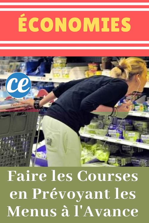 Une femme fait des courses dans un supermarché et regarde le prix des aliments