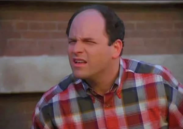 George Costanza sans lunettes de vue qui plisse des yeux.