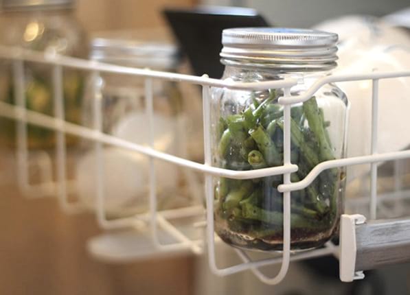 des haricots dans un bocal dans un lave-vaisselle