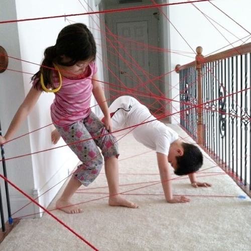 Un jeu d'adresse pour les enfants fait avec des fils