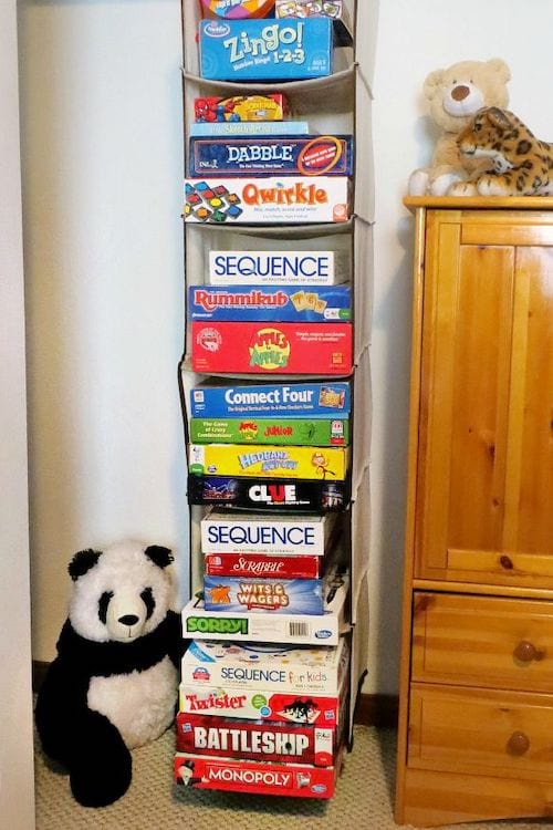 Jeux de société rangés et empilés dans un placard