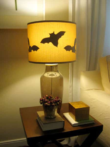 Une lampe illuminée avec des ombres de chauve-souris