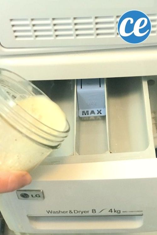 De la lessive naturelle faite avec des marrons versée dans le bac de la machine à laver.