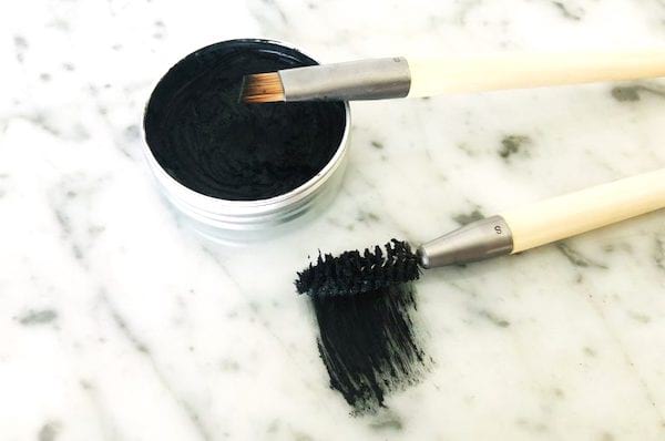 Un mascara et eye-liner 100% naturel, avec un pinceau du maquillage.