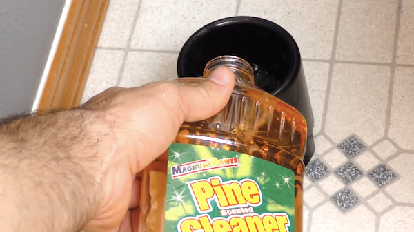 Pour désinfecter la brosse et éliminer les mauvaises odeurs, versez du nettoyant multi-usage dans le pot de la brosse des toilettes.