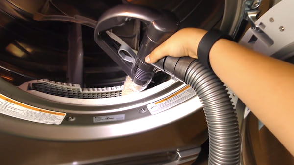 Utilisez un simple rouleau de papier essuie-tout et votre aspirateur pour nettoyer le filtre à résidus du sèche-linge.