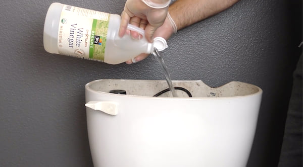 Le vinaigre blanc, c'est LA méthode écolo pour éliminer les microbes, les bactéries et les moisissures.