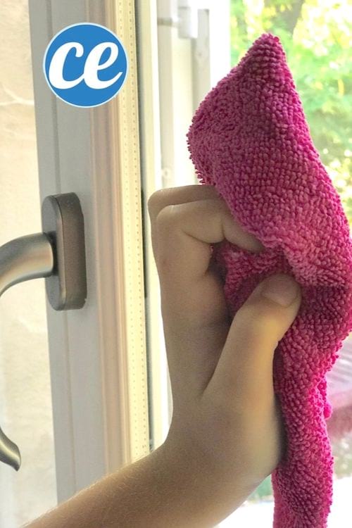 Nettoyer les vitres avec un produit fait maison à l'alcool 70