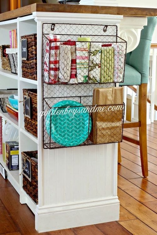 Deux paniers de rangement sur le côté d'un îlot de cuisine 