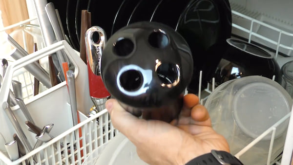 OUI, les objets de la salle de bain, comme ce support de brosses à dents, peuvent être lavés aux lave-vaisselle.