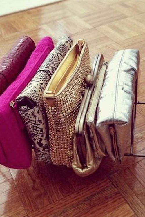 Porte-dossier en fil de fer qui sert de maintien pour minis sacs à main