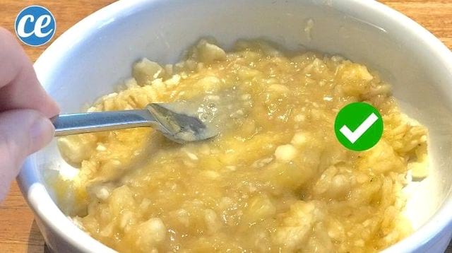Un bol avec une cuillère qui prend un peu de crème à la banane contre la toux