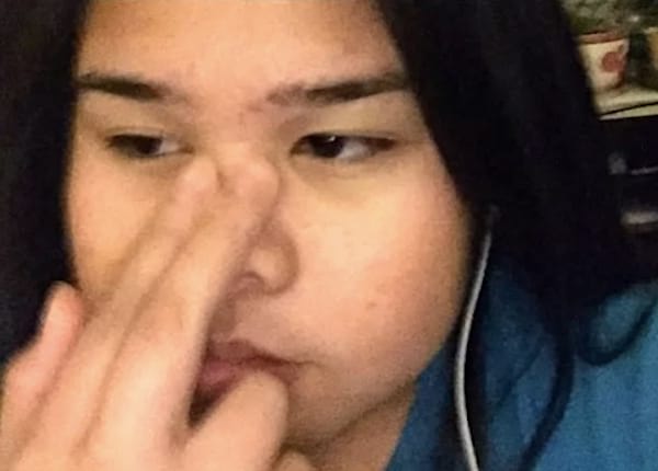 Un jeune homme qui n'a pas de lunettes de vue mais qui pense les remettre en place.