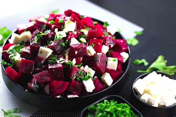 Un bol de délicieuse salade de betteraves du jardin et de feta. 