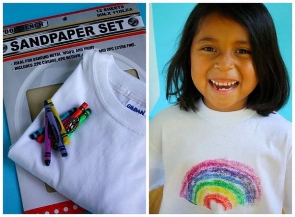 Un enfant porte un t-shirt qu'il a personnalisé en dessinant dessus