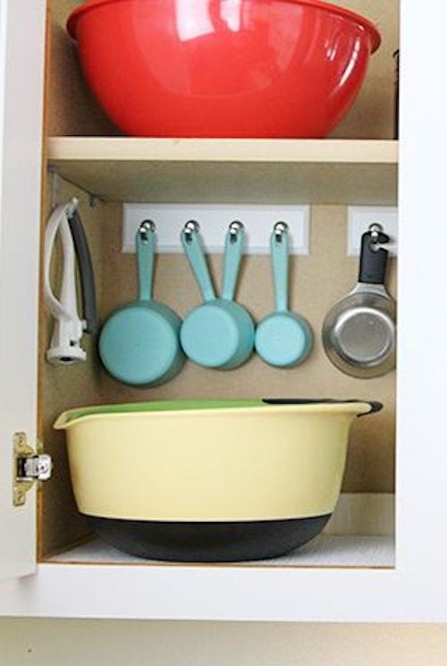 Ustensiles de cuisine accrochés à plusieurs crochets 