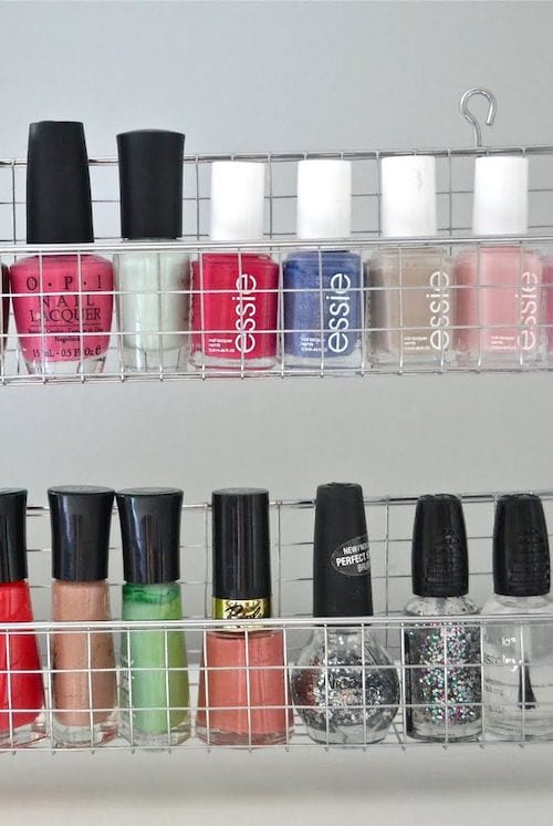 Plusieurs vernis à ongles dans des casiers à épices 