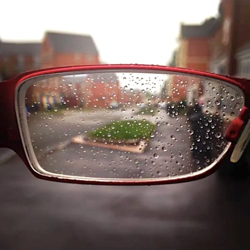 Des gouttes de pluie sur des verres de lunettes de vue.