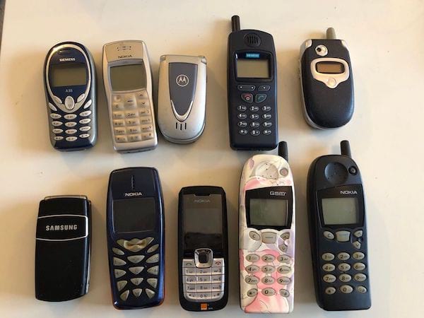 Les vieux téléphones portables se recyclent dans les points de collecte.