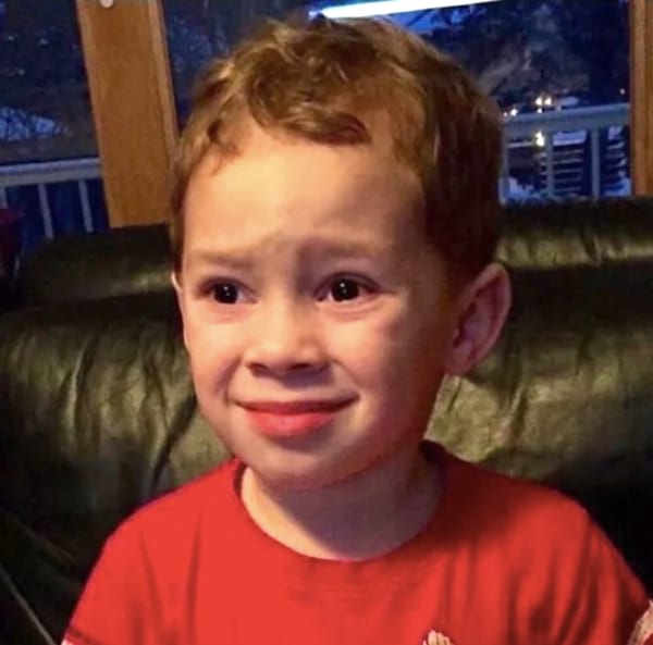 Un petit garçon qui fait une grimace de malaise.