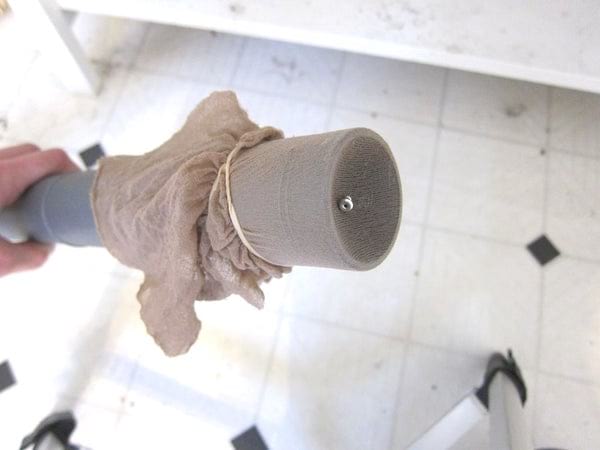 collant sur embout d'aspirateur pour na pas aspirer les petits objets