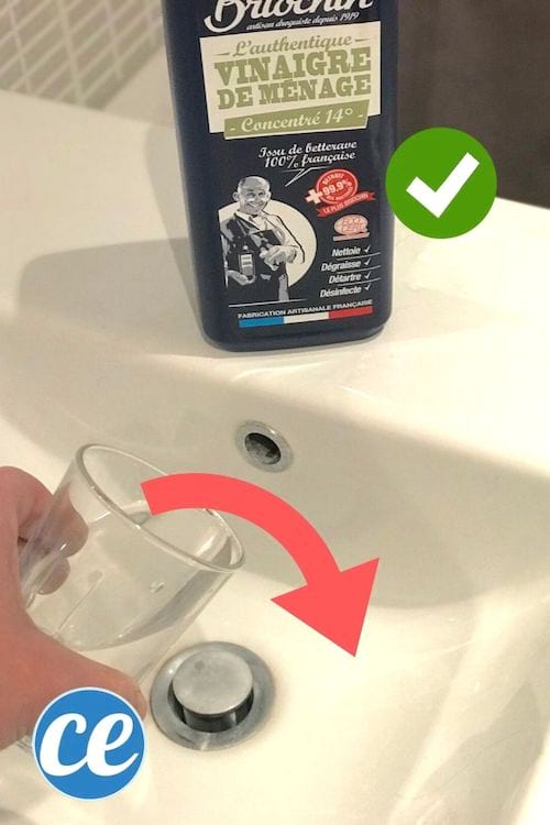 Un verre de vinaigre blanc versé dans les canalisations du lavabo pour supprimer les mauvaises odeurs