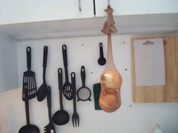 oignons dans un collant dans la cuisine