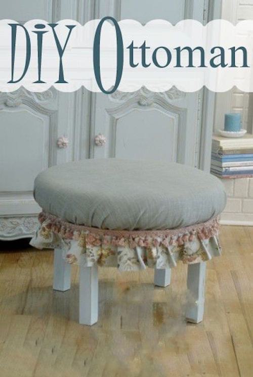 Coussin sur fauteuil ottomane