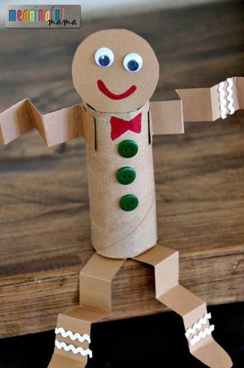 Représentation gingerbread man fait avec des rouleaux de papier toilette découpés